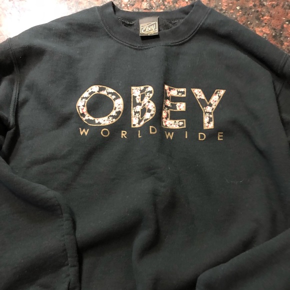 Obey Tops - Obey Crewneck sz Small